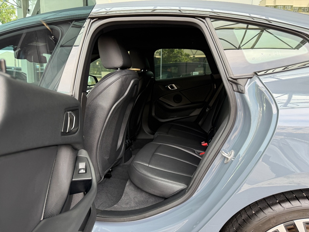 2718T-rear seat