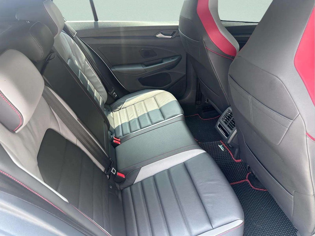 24S - rear seat